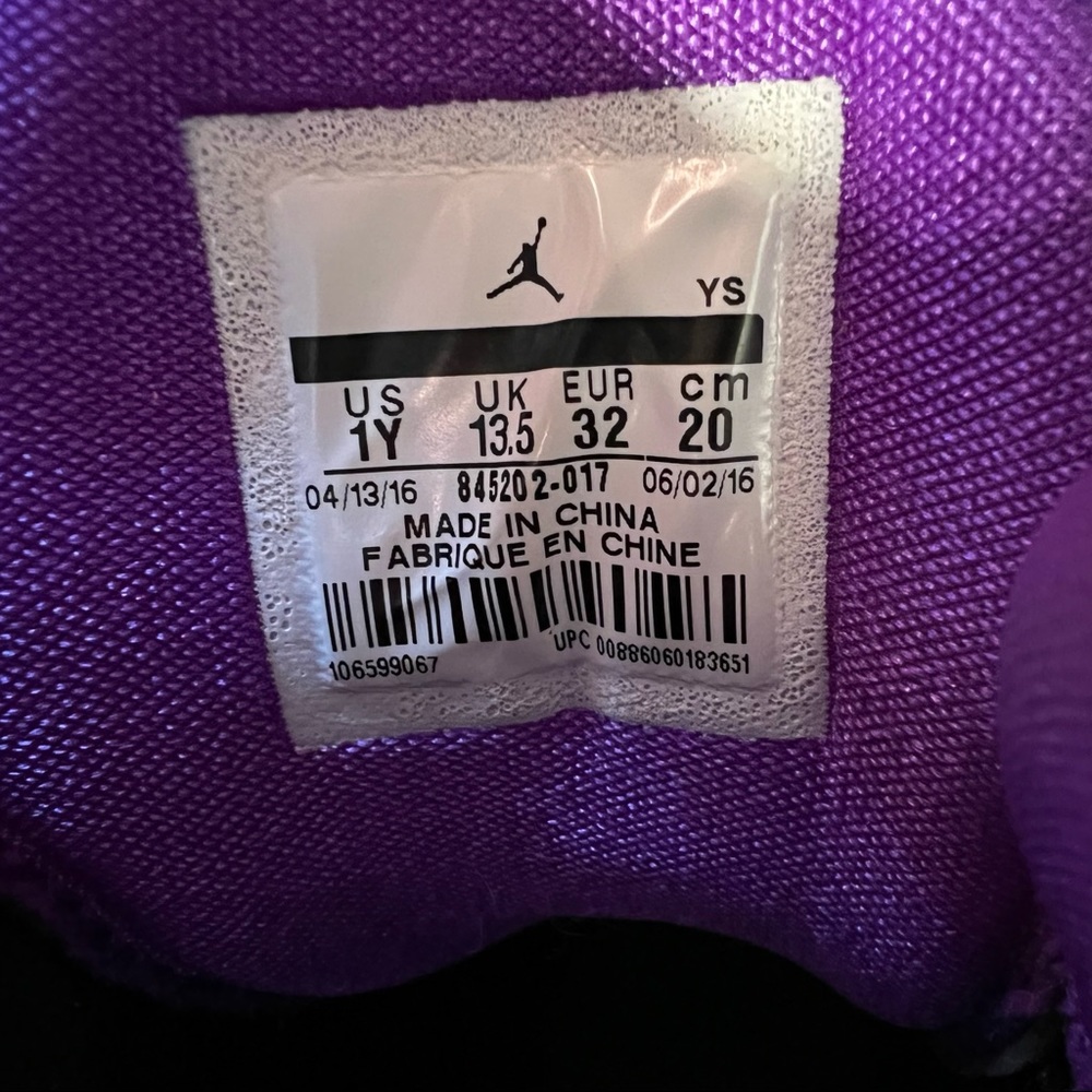 Vtg. 2016 Jordan Jumpman Team (youth size 1) - Picture 8 of 8